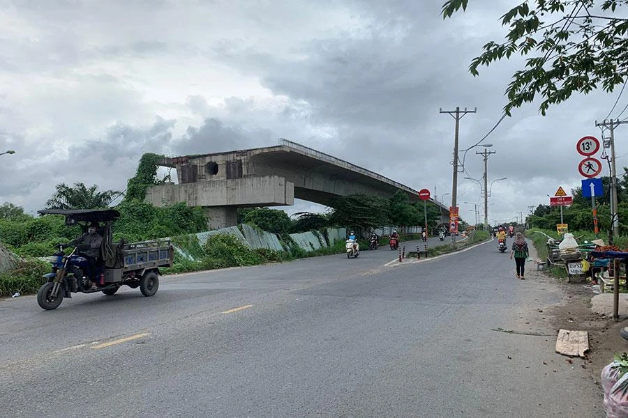 Dự án xây dựng cầu Tăng Long hiện đạt 30% giá trị hợp đồng. Ảnh: ĐÀO TRANG