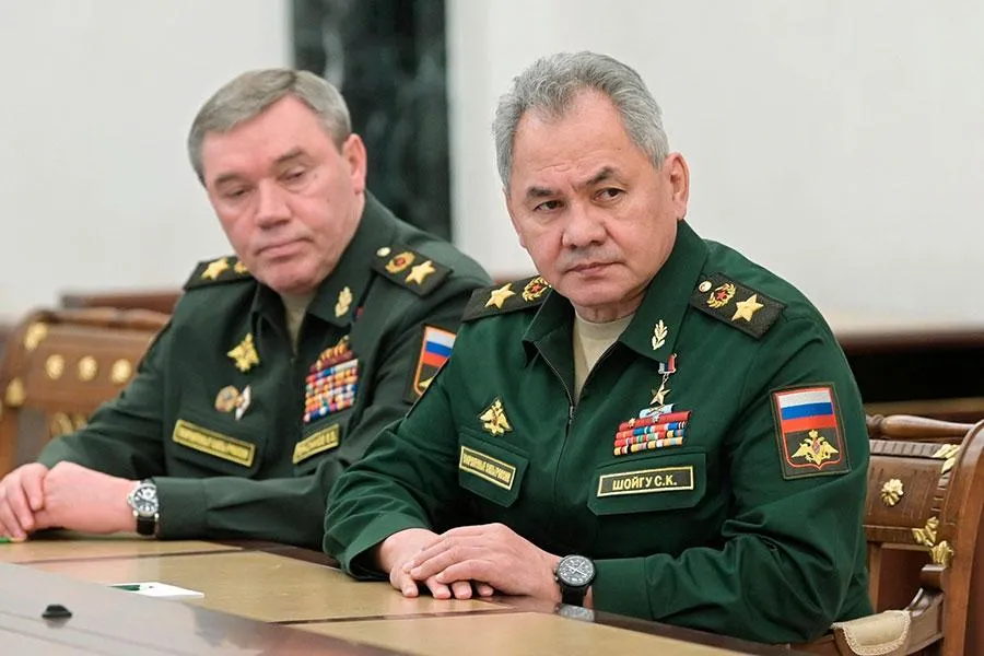 Bộ trưởng Bộ Quốc phòng Nga Sergei Shoigu (phải) trong một phiên làm việc ở thủ đô Moscow hồi tháng 6. Ảnh: AP Bộ trưởng Bộ Quốc phòng Nga Sergei Shoigu (phải) trong một phiên làm việc ở thủ đô Moscow hồi tháng 6. Ảnh: AP