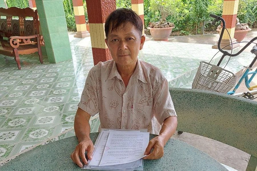 Tòa kiến nghị thu hồi sổ hồng đã cấp cho ông Mình, sau đó ông Mình liên tục làm đơn đề nghị UBND TP Thủ Dầu Một làm rõ căn cứ thu hồi đất. Ảnh: HỮU ĐĂNG Tòa kiến nghị thu hồi sổ hồng đã cấp cho ông Mình, sau đó ông Mình liên tục làm đơn đề nghị UBND TP Thủ Dầu Một làm rõ căn cứ thu hồi đất. Ảnh: HỮU ĐĂNG