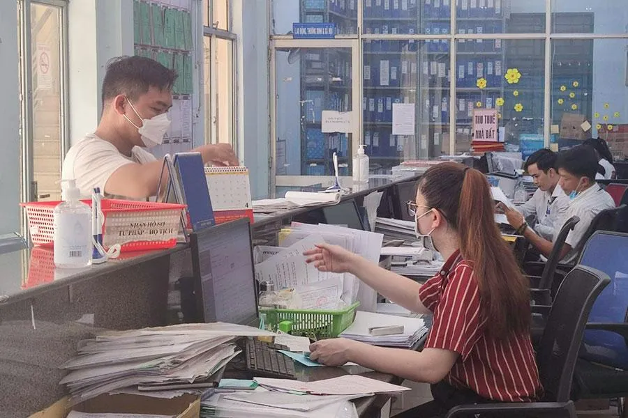 Người dân đến đăng ký hộ tịch tại UBND phường 3, quận Gò Vấp, TP.HCM. Ảnh: NGUYỄN HIỀN Người dân đến đăng ký hộ tịch tại UBND phường 3, quận Gò Vấp, TP.HCM. Ảnh: NGUYỄN HIỀN