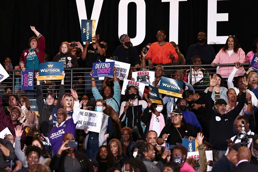 Một nhóm cử tri tham gia cuộc vận động tranh cử của ứng viên nghị sĩ tại bang New Mexico ngày 29-10. Ảnh: ABS Một nhóm cử tri tham gia cuộc vận động tranh cử của ứng viên nghị sĩ tại bang New Mexico ngày 29-10. Ảnh: ABS