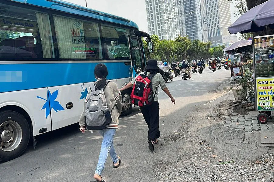 Một xe khách ngang nhiên đón khách trên đường Điện Biên Phủ (quận Bình Thạnh). Ảnh: ĐÀO TRANG