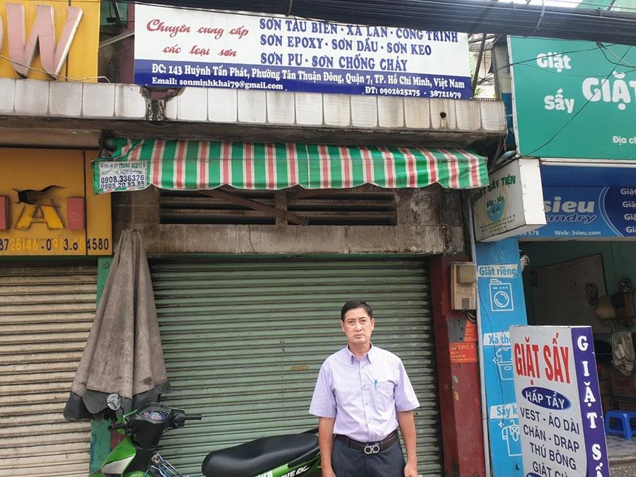 Ông Liêm trước căn nhà đã được UBND quận cấp giấy chứng nhận cho người có nghĩa vụ trả nhà cho ông. Ảnh: HY