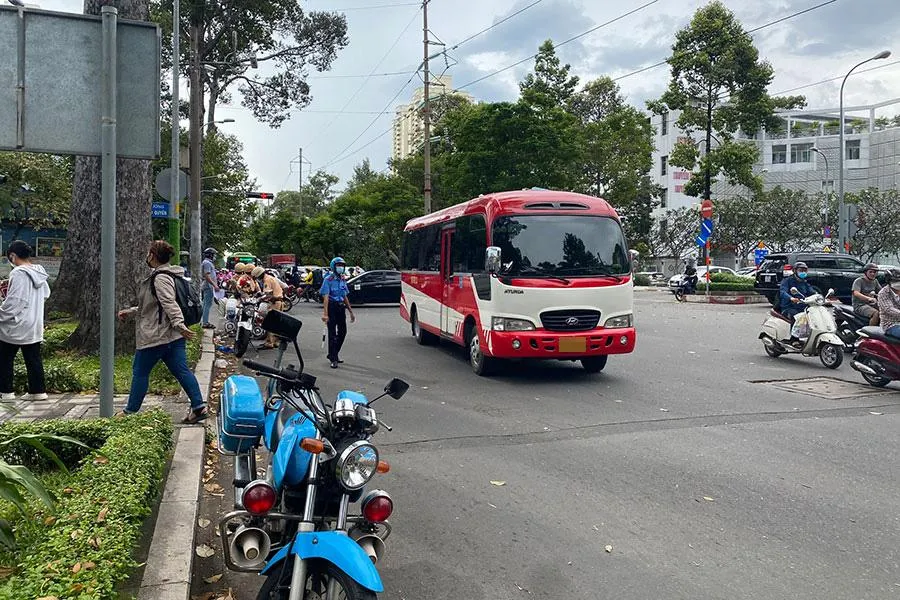 Thanh tra giao thông tăng cường xử phạt các trường hợp đón trả hành khách sai quy định, đặc biệt ở khu vực quận 5. Ảnh: ĐT Thanh tra giao thông tăng cường xử phạt các trường hợp đón trả hành khách sai quy định, đặc biệt ở khu vực quận 5. Ảnh: ĐT