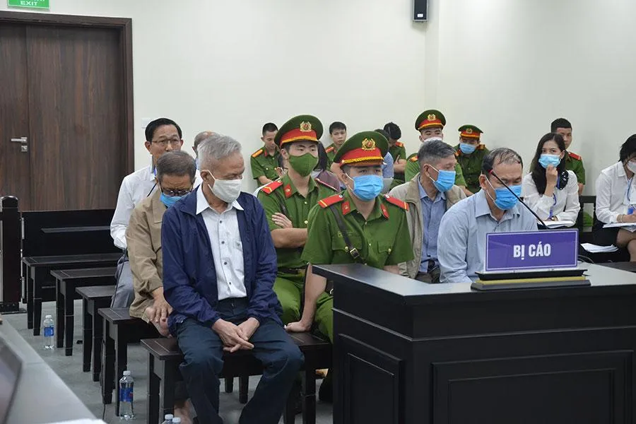 Các bị cáo tại tòa ngày 21-11. Ảnh: UYÊN TRANG