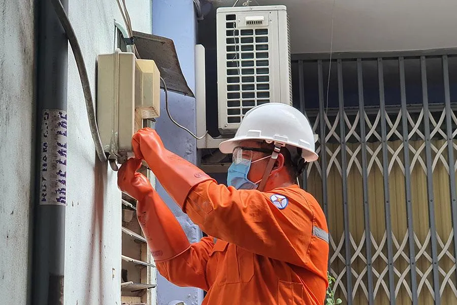 EVNHCMC hỗ trợ khách hàng sửa chữa, bảo dưỡng đường dây điện. Ảnh: ĐT