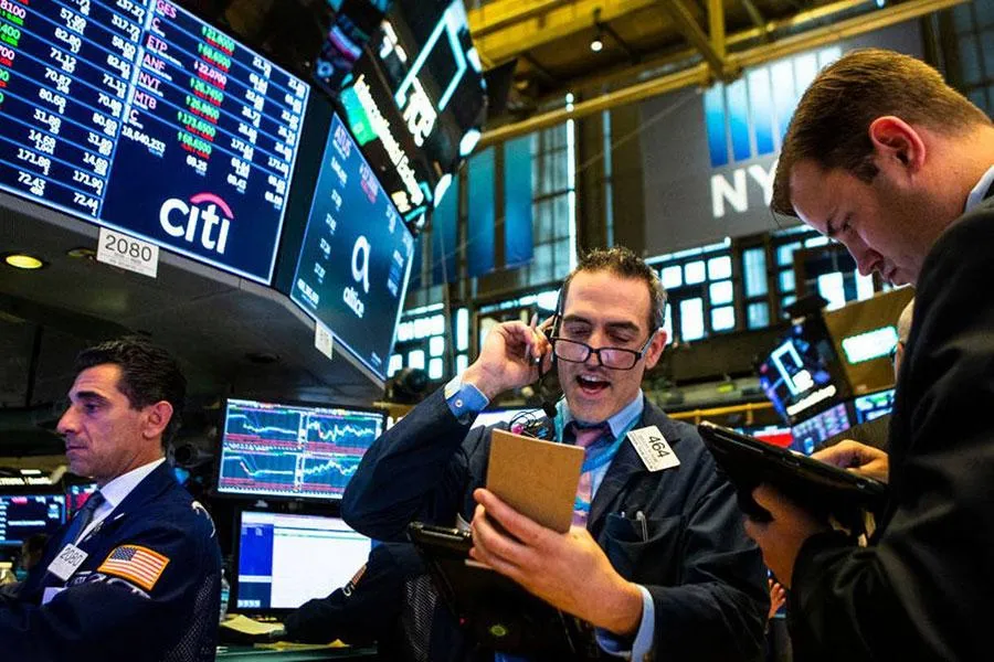 Các nhân viên tài chính làm việc tại sàn giao dịch chứng khoán TP New York (Mỹ) hồi tháng 10. Ảnh: AFP