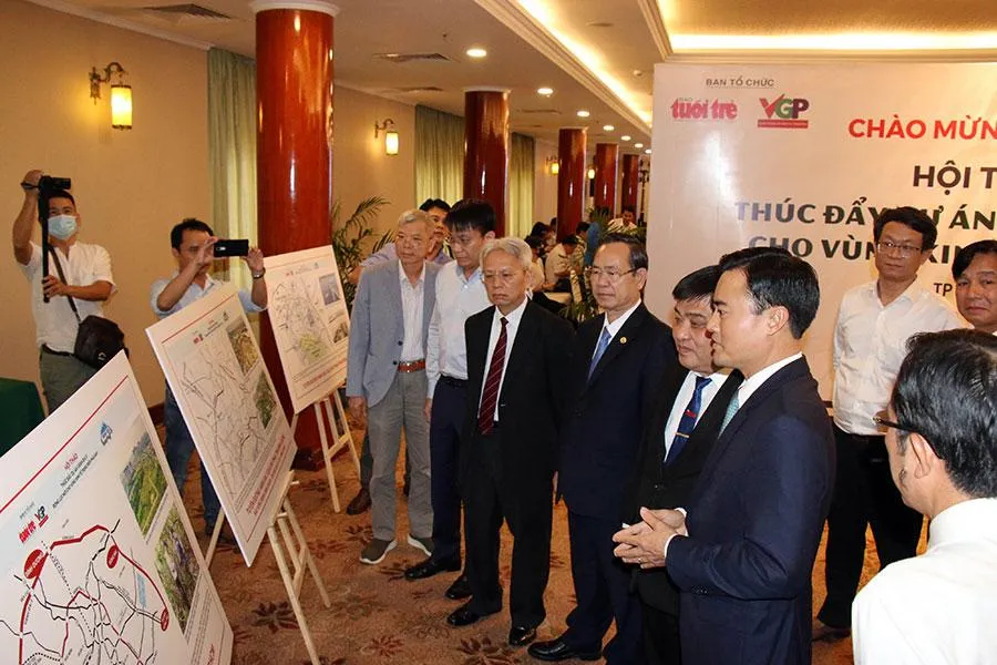 Các lãnh đạo, đại biểu tham quan triển lãm về dự án đường vành đai 3 tại hội thảo. Ảnh: ĐÀO TRANG