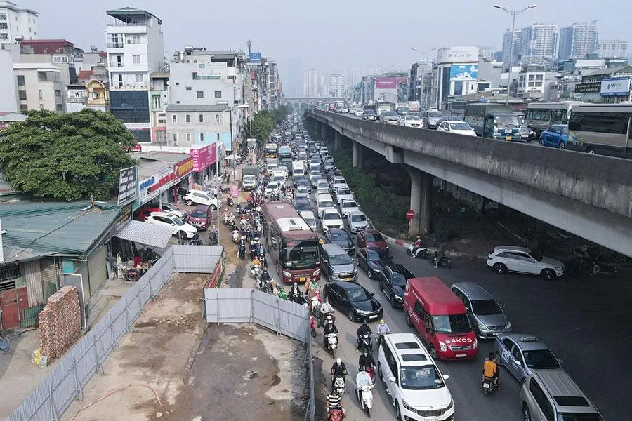 Việc lập rào chắn để thi công các dự án về hạ tầng kỹ thuật làm phát sinh các điểm ùn tắc giao thông vào giờ cao điểm tại khu vực nội thành Hà Nội. Ảnh: TP Việc lập rào chắn để thi công các dự án về hạ tầng kỹ thuật làm phát sinh các điểm ùn tắc giao thông vào giờ cao điểm tại khu vực nội thành Hà Nội. Ảnh: TP