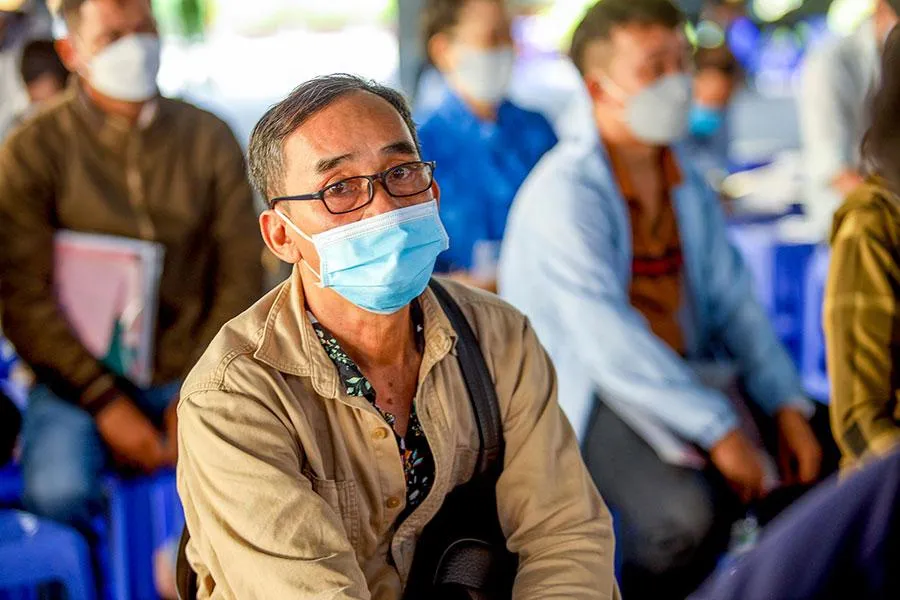 Ông Trương Đình Quý Anh (ngụ quận Bình Tân, TP.HCM) dùng số tiền làm công nhân hơn 10 năm để mua đất. Ảnh: NGUYỆT NHI Ông Trương Đình Quý Anh (ngụ quận Bình Tân, TP.HCM) dùng số tiền làm công nhân hơn 10 năm để mua đất. Ảnh: NGUYỆT NHI