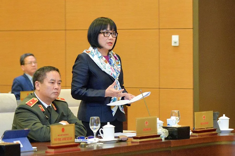 Thứ trưởng Bộ Tư pháp Đặng Hoàng Oanh phát biểu tại phiên họp. Ảnh: NGHĨA ĐỨC