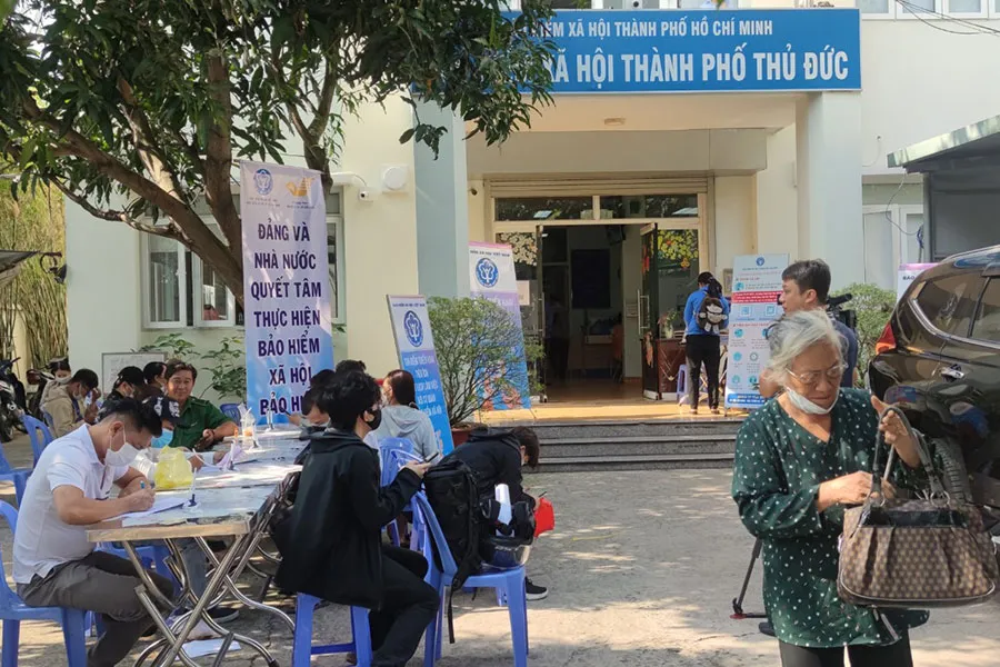Người dân đến cơ quan BHXH TP Thủ Đức làm thủ tục liên quan đến các chế độ BHXH. Ảnh: NGUYỄN HIỀN Người dân đến cơ quan BHXH TP Thủ Đức làm thủ tục liên quan đến các chế độ BHXH. Ảnh: NGUYỄN HIỀN
