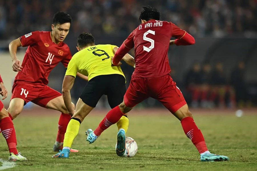 Không chỉ giới chuyên môn mà người hâm mộ cũng lên tiếng mong Đoàn Văn Hậu bớt tiểu xảo lại và cần phân biệt rõ giữa thi đấu hết mình với thi đấu thô bạo. Ảnh: HẢI THỊNH