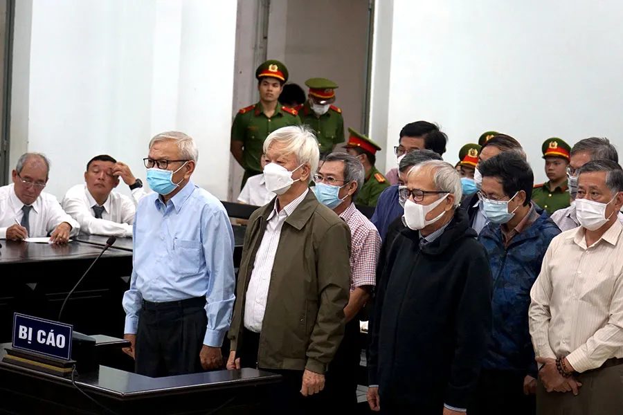 Các bị cáo nghe tòa tuyên án. Ảnh: HH