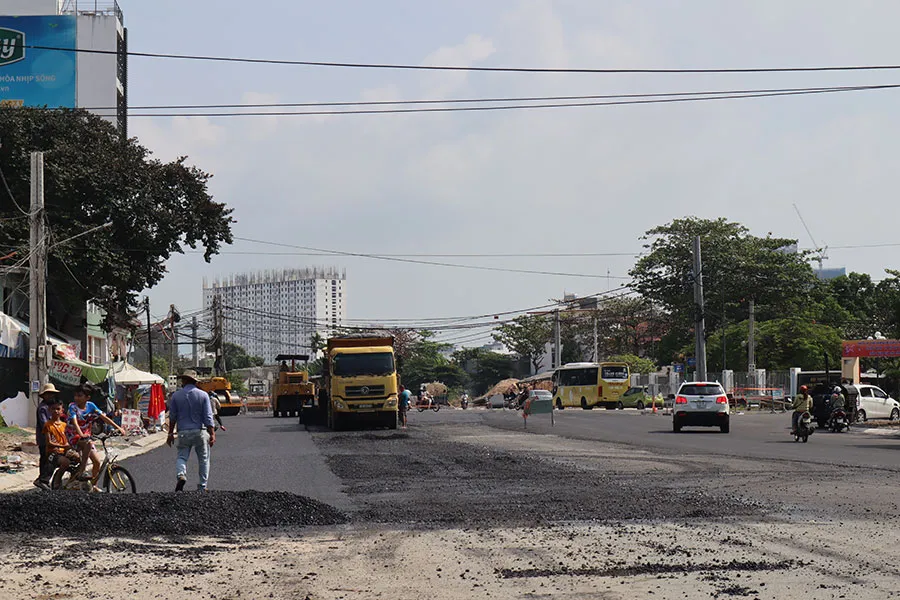 Đường Thống Nhất đang được thi công. Ảnh: TRÙNG KHÁNH