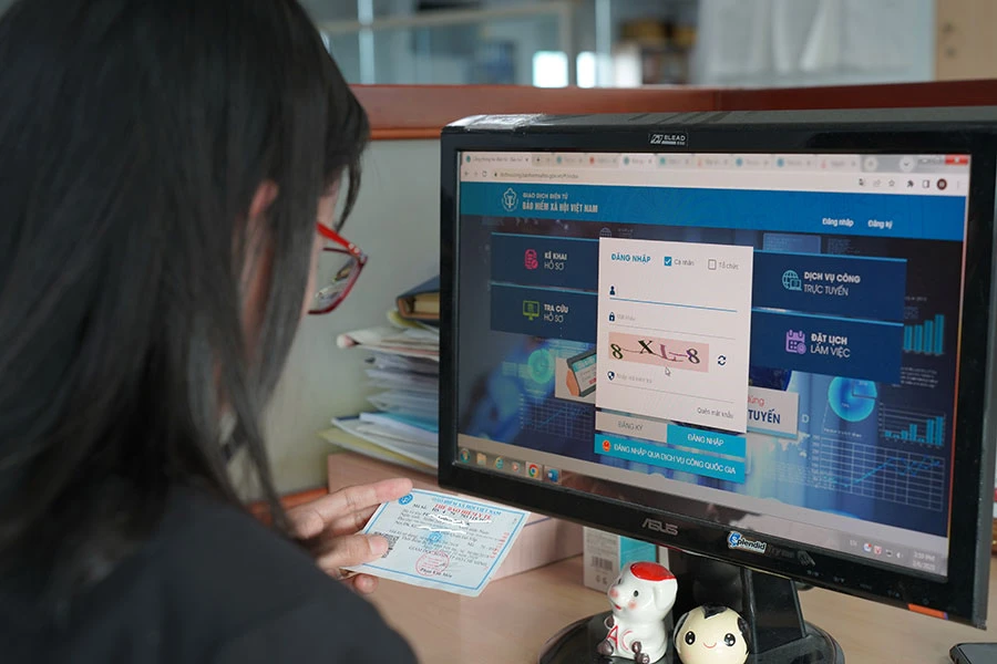 Người dân có thể gia hạn thẻ BHYT theo hộ gia đình qua online được nhanh chóng, thuận tiện hơn. Ảnh: MINH HOÀNG