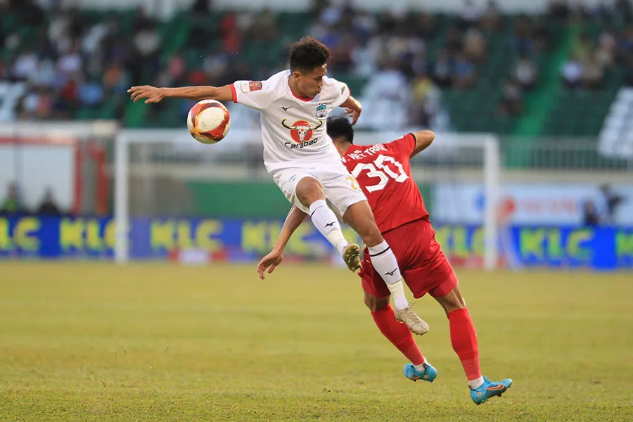 Với thành phần có quá nhiều cầu thủ trẻ và mới, cả bầu Đức lẫn HLV Kiatisak đều chưa dám đề cập đến chức vô địch. Ảnh: ANH PHƯƠNG