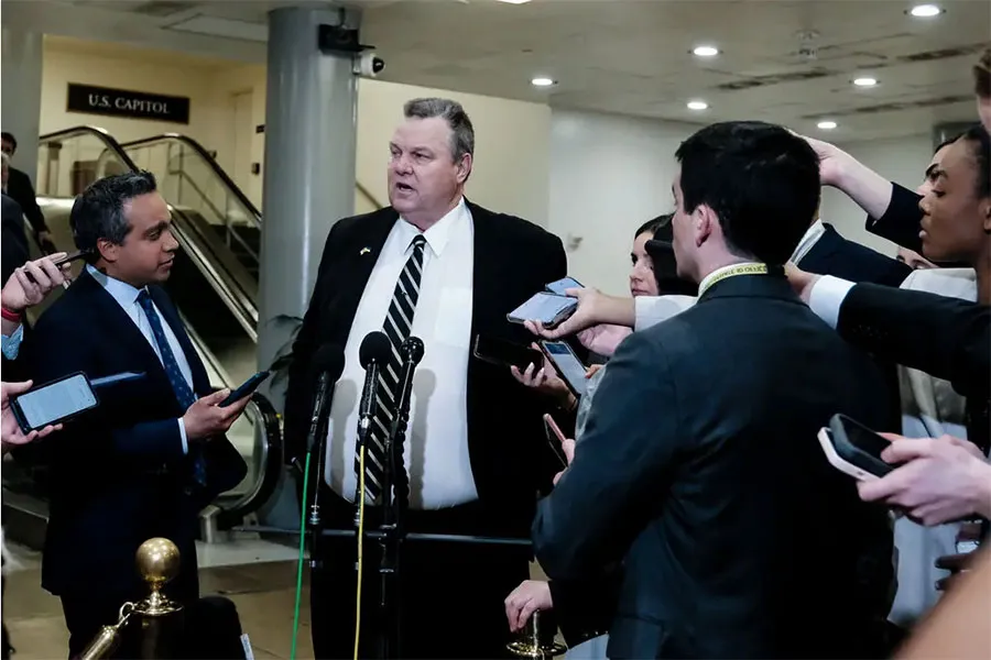 Thượng nghị sĩ Jon Tester và thượng nghị sĩ Susan Collins, tác giả nghị quyết lên án Trung Quốc vì đã “vi phạm trắng trợn” chủ quyền của Mỹ khi cho khí cầu xâm nhập không phận Mỹ. Ảnh: NEW YORK TIMES Thượng nghị sĩ Jon Tester và thượng nghị sĩ Susan Collins, tác giả nghị quyết lên án Trung Quốc vì đã “vi phạm trắng trợn” chủ quyền của Mỹ khi cho khí cầu xâm nhập không phận Mỹ. Ảnh: NEW YORK TIMES