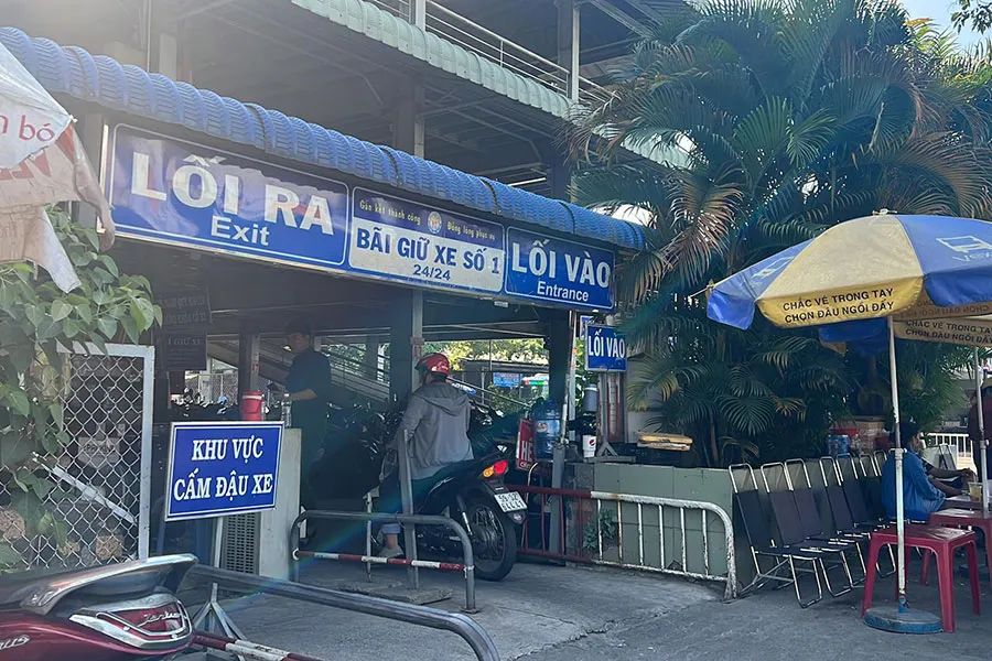 Bãi đậu xe cao tầng lắp ghép ở Bến xe Miền Đông có thể giữ xe qua đêm, dài ngày mà không bị quá tải. Ảnh: ĐT Bãi đậu xe cao tầng lắp ghép ở Bến xe Miền Đông có thể giữ xe qua đêm, dài ngày mà không bị quá tải. Ảnh: ĐT