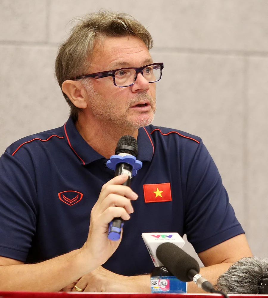 Ánh mắt đầy quyết tâm của tân HLV trưởng Troussier. Ảnh: ANH PHƯƠNG