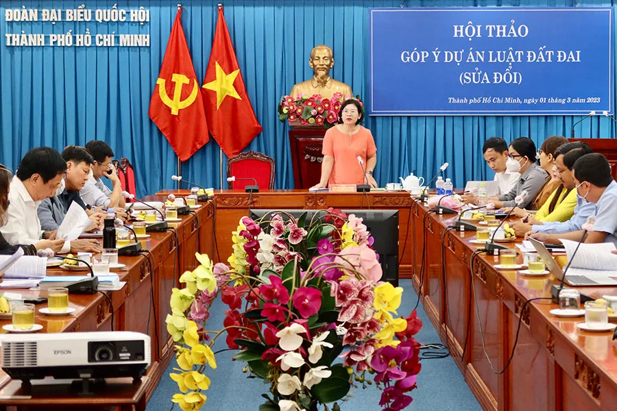 Rất đông các đại biểu tham dự hội thảo góp ý về dự thảo Luật Đất đai (sửa đổi) do Đoàn đại biểu Quốc hội TP.HCM tổ chức. Ảnh: TRẦN MINH