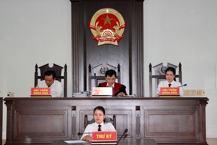 Đi đôi với quyền miễn trừ trách nhiệm của thẩm phán thì cũng cần có những quy định rõ ràng về trách nhiệm của thẩm phán. Ảnh: TRẦN LINH Đi đôi với quyền miễn trừ trách nhiệm của thẩm phán thì cũng cần có những quy định rõ ràng về trách nhiệm của thẩm phán. Ảnh: TRẦN LINH