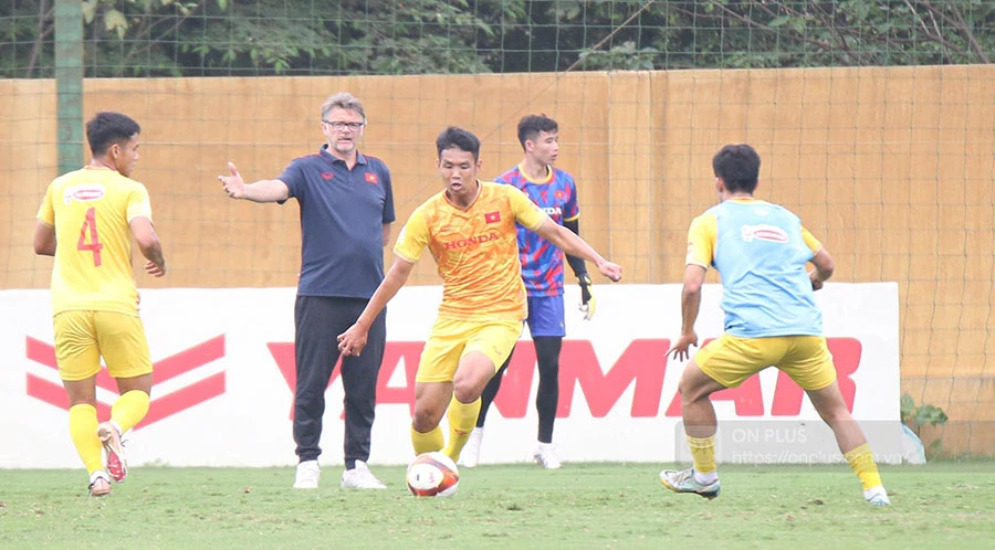 HLV Troussier và các cầu thủ U-23 Việt Nam. Ảnh: VFF