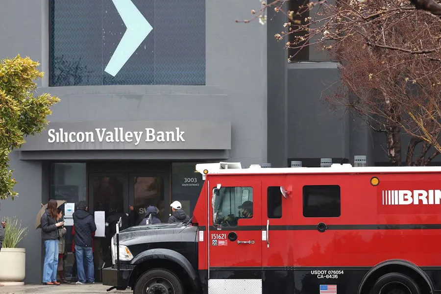 Bên ngoài trụ sở Ngân hàng Silicon Valley ở TP Santa Clara, bang California, Mỹ ngày 13-3. Ảnh: CNN Bên ngoài trụ sở Ngân hàng Silicon Valley ở TP Santa Clara, bang California, Mỹ ngày 13-3. Ảnh: CNN