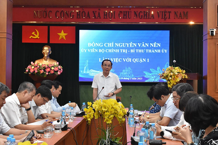 Ông Nguyễn Văn Nên hoan nghênh quận 1 đã có nhiều sáng kiến vận động các doanh nghiệp tạo điều kiện cho người dân và khách du lịch sử dụng miễn phí nhà vệ sinh. Ảnh: THANH TUYỀN Ông Nguyễn Văn Nên hoan nghênh quận 1 đã có nhiều sáng kiến vận động các doanh nghiệp tạo điều kiện cho người dân và khách du lịch sử dụng miễn phí nhà vệ sinh. Ảnh: THANH TUYỀN