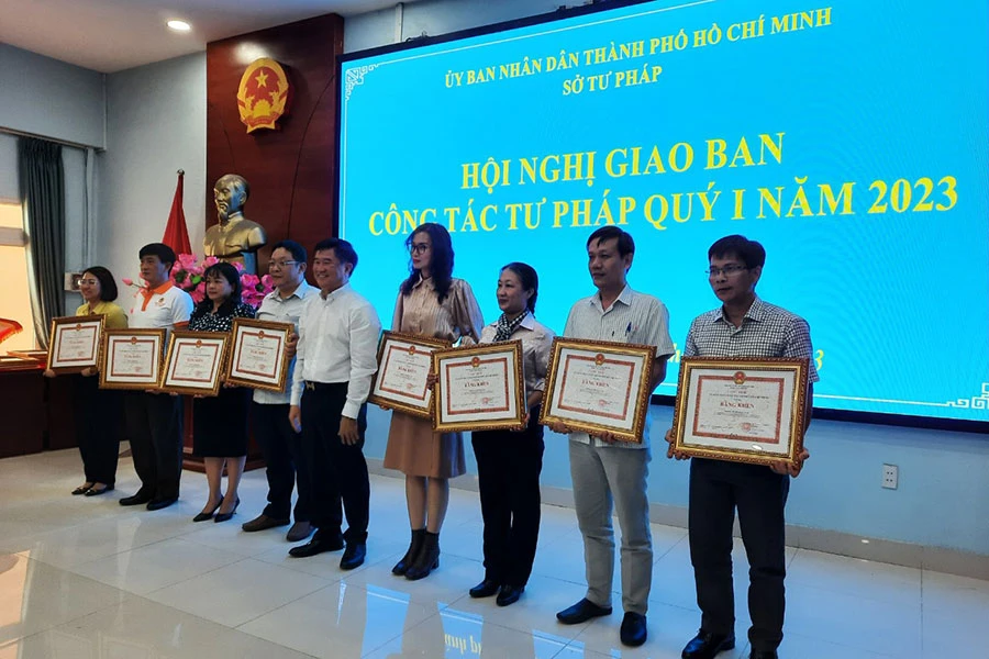 Các tập thể, cá nhân của ngành tư pháp có thành tích xuất sắc trong công tác thi hành pháp luật nhận bằng khen của chủ tịch UBND TP.HCM. Ảnh: MINH CHUNG Các tập thể, cá nhân của ngành tư pháp có thành tích xuất sắc trong công tác thi hành pháp luật nhận bằng khen của chủ tịch UBND TP.HCM. Ảnh: MINH CHUNG