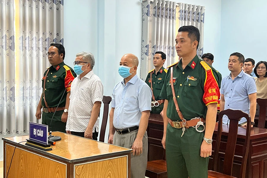 Bị cáo Đinh Ngọc Hệ (thứ ba từ trái qua) lãnh thêm năm năm tù về tội trốn thuế. Ảnh: HỮU ĐĂNG