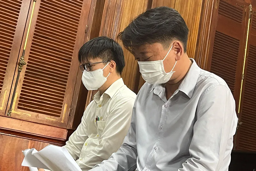 Hai bị cáo Nguyễn Văn Tùng (đeo kính) và Nguyễn Quốc Tuấn. Ảnh: HỮU ĐĂNG Hai bị cáo Nguyễn Văn Tùng (đeo kính) và Nguyễn Quốc Tuấn. Ảnh: HỮU ĐĂNG