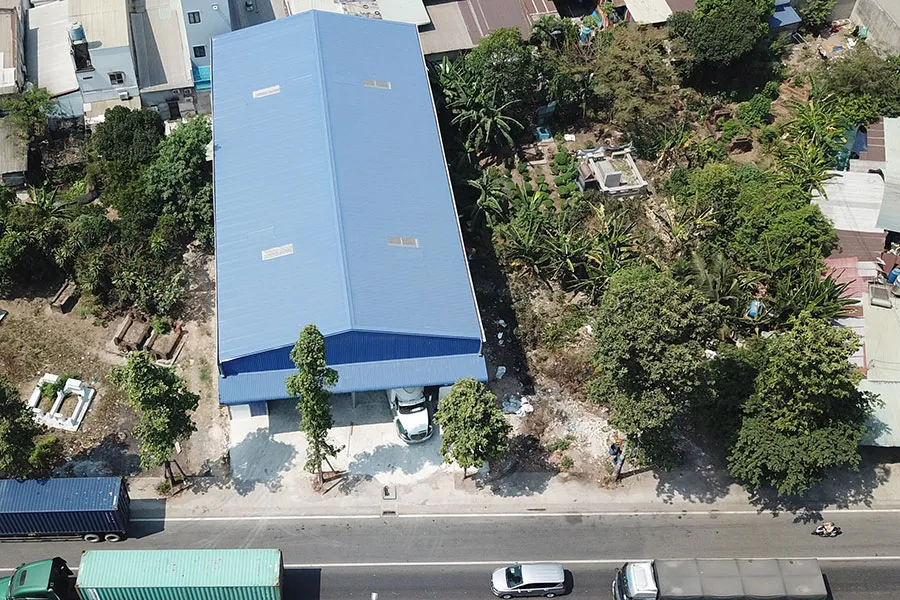 Nhà xưởng xây “lụi” diện tích hơn 600 m2 nằm trên đường Mỹ Phước - Tân Vạn vẫn ngang nhiên tồn tại. Ảnh: KHẢ DOANH - TRẦN NGỌC