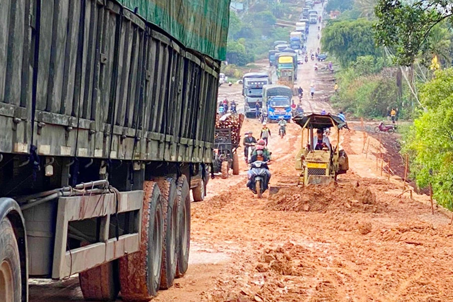 Đoạn Quốc lộ 19 qua huyện Đắk Đoa bùn lầy, nguy cơ mất an toàn giao thông. Ảnh: LÊ KIẾN