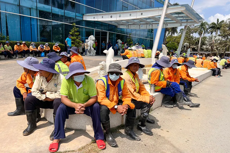 Hàng trăm công nhân ngừng việc và tập trung trước văn phòng của Khu liên hợp xử lý chất thải Đa Phước vì bị chậm lương. Ảnh: PL