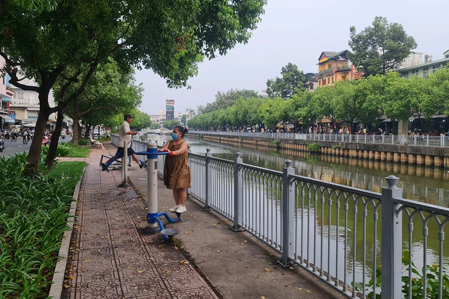Người dân TP hưởng nhiều lợi ích sau khi các tuyến kênh được cải tạo. Ảnh: NGUYỄN CHÂU