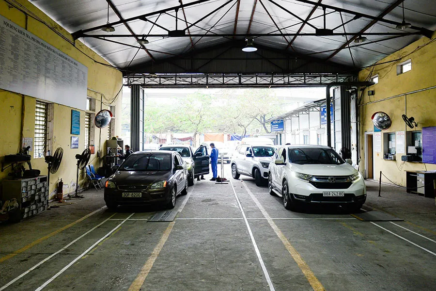 Hiện Bộ Tài chính đang xem xét điều chỉnh tăng giá dịch vụ kiểm định và bổ sung giá kiểm định đối với xe được miễn kiểm định lần đầu. Ảnh: VIẾT LONG