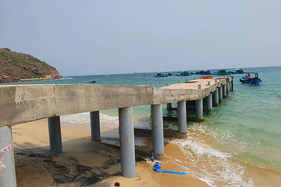 Chưa có giấy phép xây dựng, chủ đầu tư dự án điểm du lịch Hòn Khô đã xây cầu tàu trái phép. Ảnh: HT Chưa có giấy phép xây dựng, chủ đầu tư dự án điểm du lịch Hòn Khô đã xây cầu tàu trái phép. Ảnh: HT
