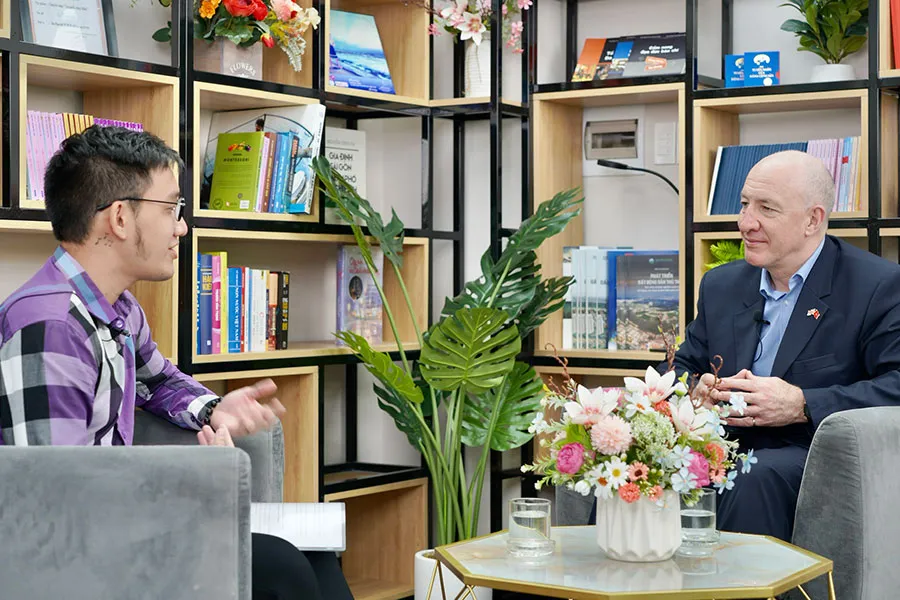 Cựu Đại sứ Anh tại Việt Nam Mark Kent trả lời phỏng vấn của báo Pháp Luật TP.HCM.Ảnh: MINH HOÀNG