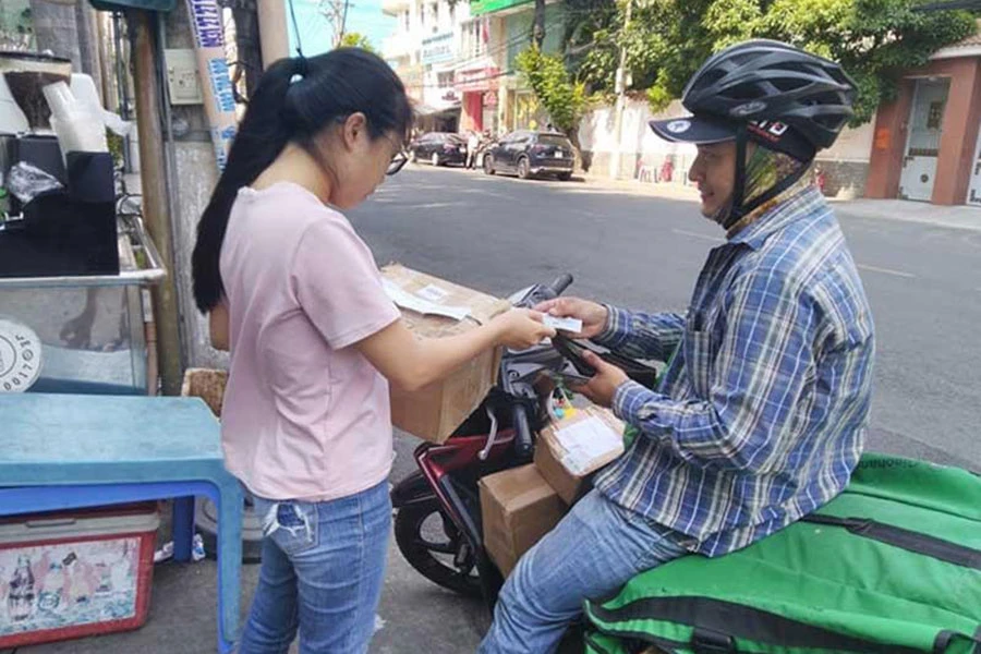 Nhiều khách hàng ủng hộ việc đồng kiểm trước khi nhận hàng nhằm đảm bảo hàng mua đúng như mô tả của người bán. Ảnh: T.HÀ