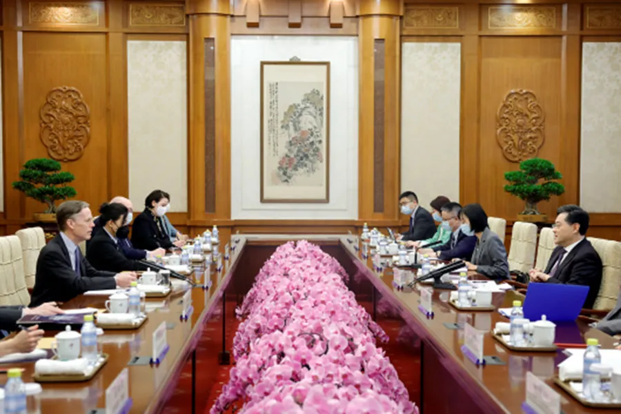 Phái đoàn Mỹ do Đại sứ Nicholas Burns dẫn đầu (trái) gặp phái đoàn Trung Quốc do Bộ trưởng Bộ Ngoại giao Tần Cương dẫn đầu (phải) ngày 8-5. Ảnh: Tài khoản Twitter của Đại sứ Nicholas Burns Phái đoàn Mỹ do Đại sứ Nicholas Burns dẫn đầu (trái) gặp phái đoàn Trung Quốc do Bộ trưởng Bộ Ngoại giao Tần Cương dẫn đầu (phải) ngày 8-5. Ảnh: Tài khoản Twitter của Đại sứ Nicholas Burns