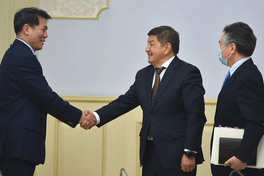 Cựu Đại sứ Trung Quốc tại Nga Lý Huy trong chuyến công du đến Kyrgyzstan hồi tháng 12-2021. Ảnh: Bộ Ngoại giao Trung Quốc