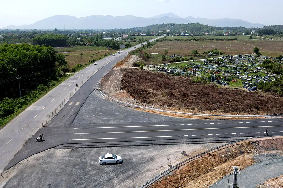 Nút giao cao tốc Nha Trang - Cam Lâm với Quốc lộ 27C chưa hoàn thiện nên nhiều tài xế còn bỡ ngỡ khi đến điểm rẽ. Ảnh: HUỲNH HẢI Nút giao cao tốc Nha Trang - Cam Lâm với Quốc lộ 27C chưa hoàn thiện nên nhiều tài xế còn bỡ ngỡ khi đến điểm rẽ. Ảnh: HUỲNH HẢI