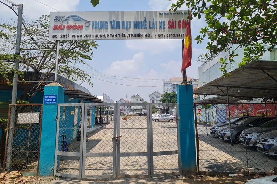 Sân tập của Trung tâm Dạy nghề lái xe Sài Gòn đóng cửa sau ngày giám đốc bị bắt giữ. Ảnh: VŨ HỘI Sân tập của Trung tâm Dạy nghề lái xe Sài Gòn đóng cửa sau ngày giám đốc bị bắt giữ. Ảnh: VŨ HỘI