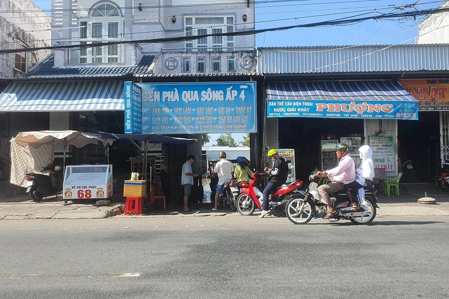 Trong thời gian chờ xét xử phúc thẩm vụ bị kiện đòi nợ, vợ chồng ông Quới chuyển nhượng tài sản duy nhất còn lại là bến phà cho con gái. Ảnh: TRẦN VŨ Trong thời gian chờ xét xử phúc thẩm vụ bị kiện đòi nợ, vợ chồng ông Quới chuyển nhượng tài sản duy nhất còn lại là bến phà cho con gái. Ảnh: TRẦN VŨ