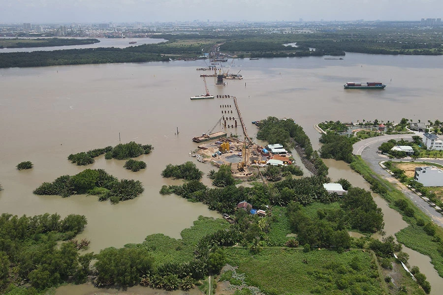 Công trình xây dựng cầu Nhơn Trạch nằm trong dự án thành phần 1A của đường vành đai 3 TP.HCM đang được xây dựng. Ảnh: VŨ HỘI