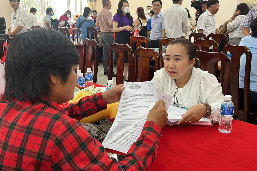 Huyện Bình Chánh chi trả bồi thường cho người dân bị ảnh hưởng bởi dự án. Ảnh: ĐÀO TRANG Huyện Bình Chánh chi trả bồi thường cho người dân bị ảnh hưởng bởi dự án. Ảnh: ĐÀO TRANG