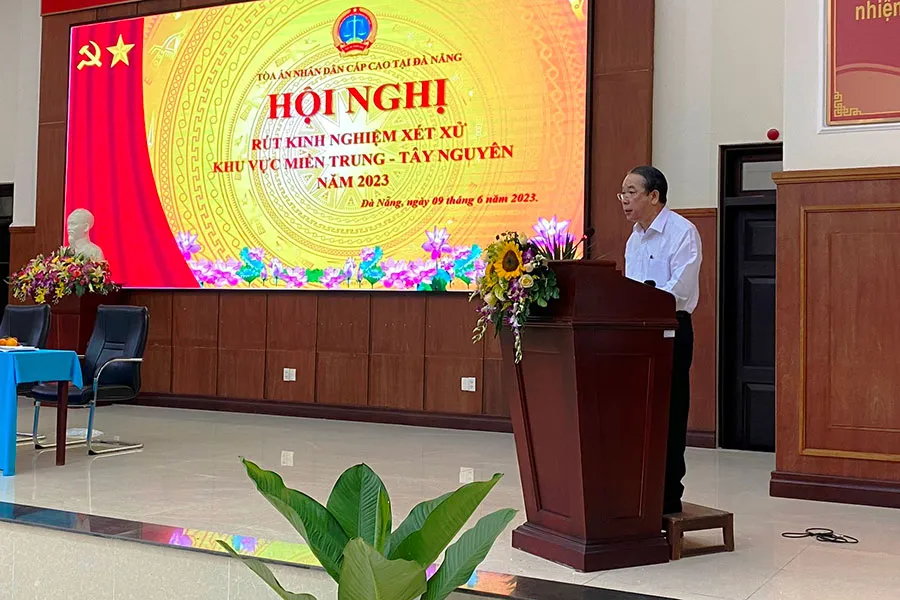 Ông Nguyễn Văn Bường, Chánh án TAND Cấp cao tại Đà Nẵng, phát biểu tại hội nghị. Ảnh: HẢI HIẾU