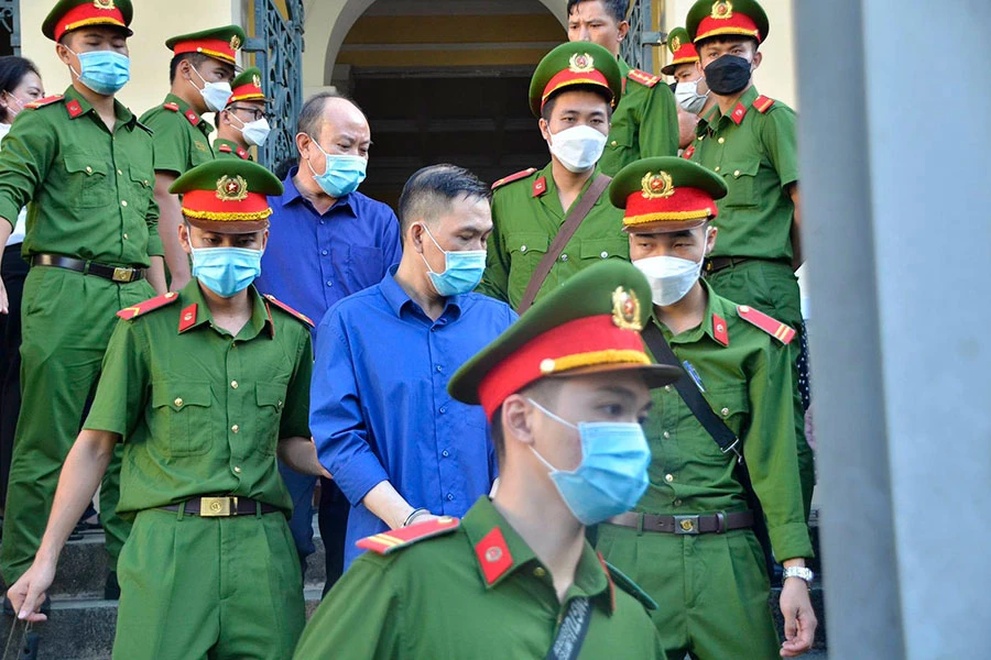 Các bị cáo sau phiên xử. Ảnh: THẾ GIANG