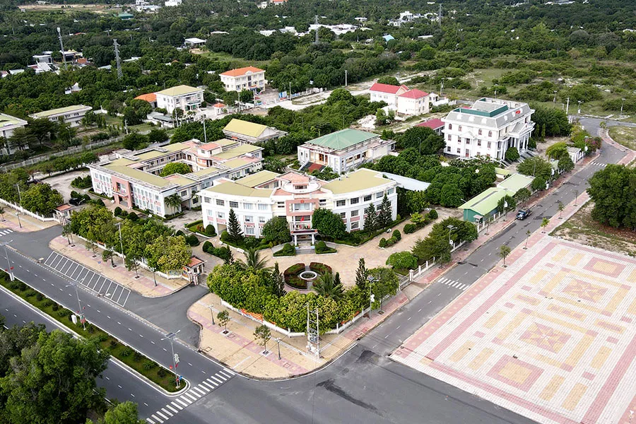 UBND huyện Cam Lâm tạm dừng tiếp nhận hồ sơ chuyển mục đích sử dụng đất. Ảnh: HUỲNH HẢI